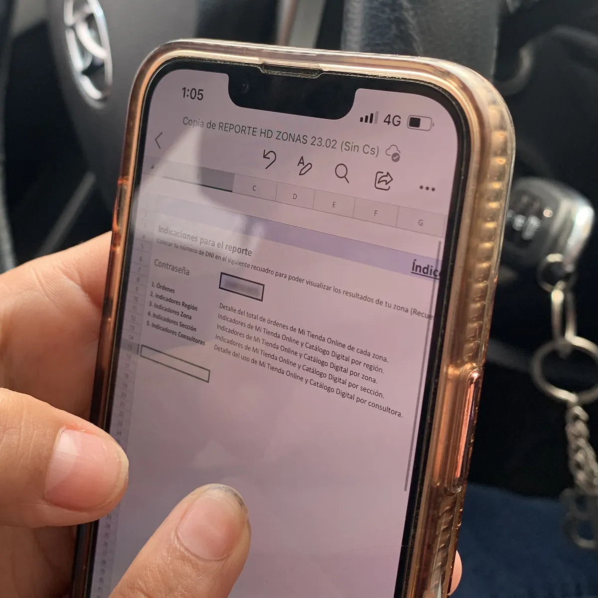Celular mostrando la hoja de cálculo del reporte de zonas que la socia recibe por correo, con el índice de indicadores