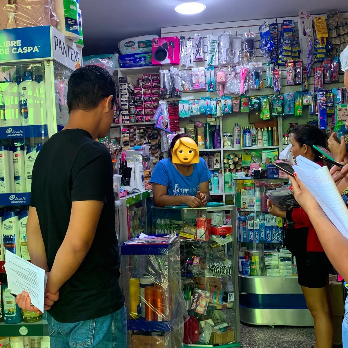 Estudio de campo en una bodega de barrio: la consultora atiende desde el mostrador mientras el equipo de research toma notas