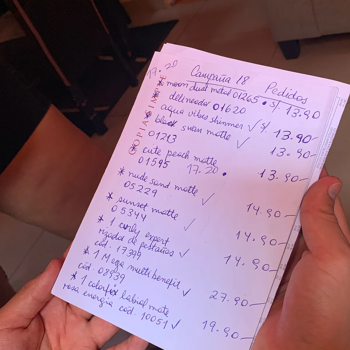 Hoja manuscrita titulada «Campaña 18 Pedidos» con productos, códigos y precios, cada línea marcada con un check