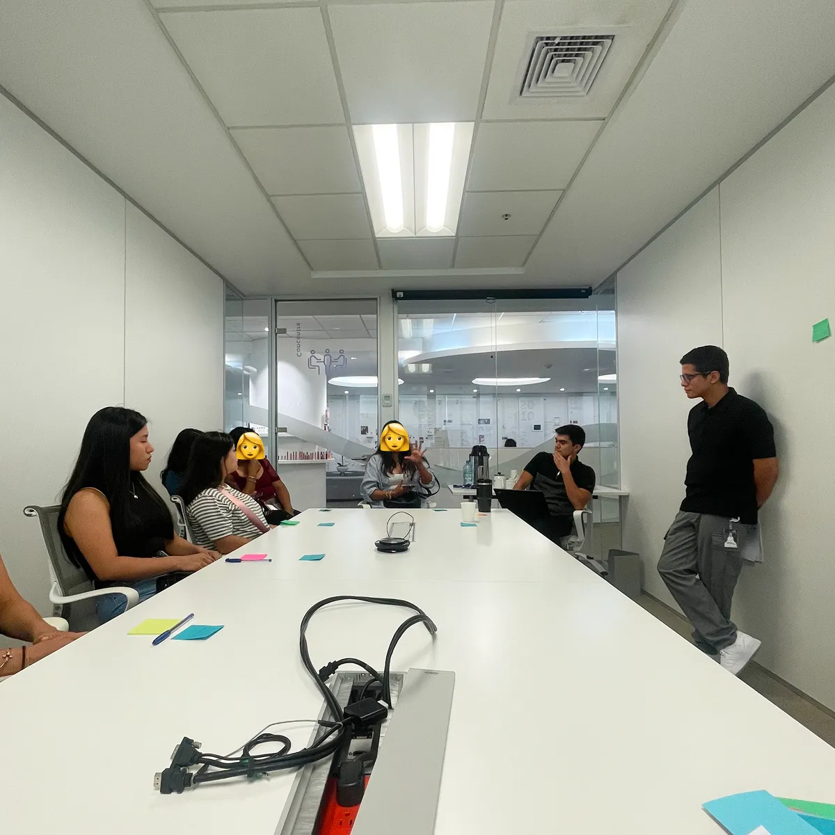 Focus group con consultoras en una sala de reuniones, conducido por mí de pie frente a la mesa